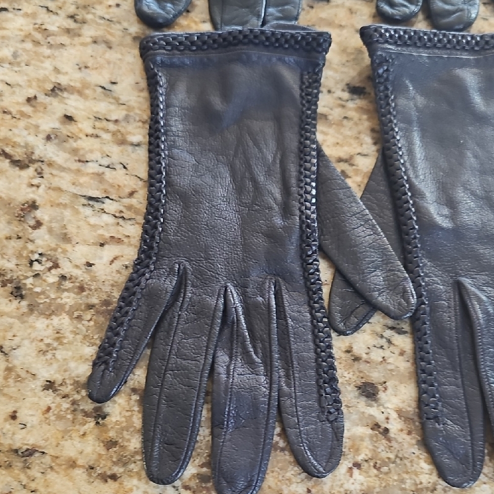 Vintage 2 pairs soft Elegant Black Leather Gloves for small slender hands - Picture 2 of 12